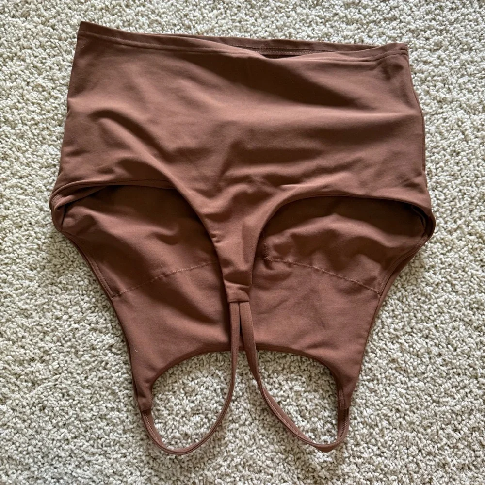 Set of Ribbed Tank Tops - Picture 5 of 11